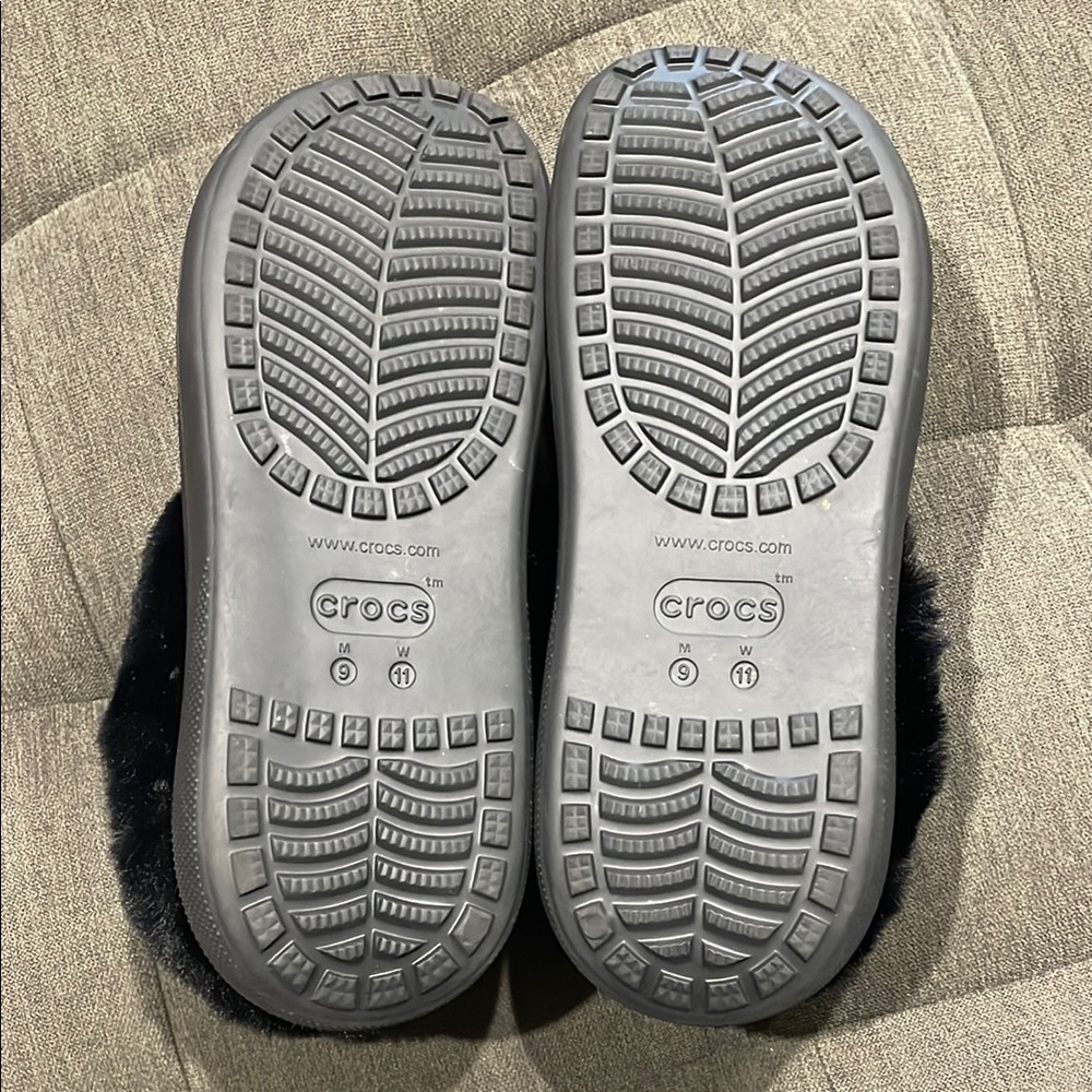 Women's Crocs Black Fuzzy Lined Clogs Size 11 or Men’s size 9 - Picture 4 of 5